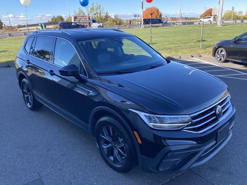 Certified 2024 Volkswagen Tiguan SE image 3