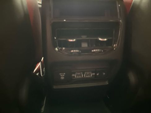 Used 2024 Jeep Grand Cherokee Limited w/ Black Appearance Package image 15