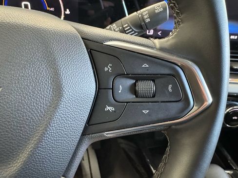 Used 2025 Chevrolet Trax LT w/ LT Convenience Package FWD image 32