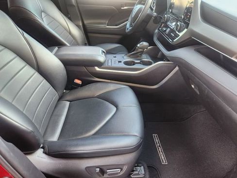 Used 2021 Toyota Highlander XLE image 14