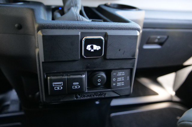Used 2024 Toyota Sienna XLE w/ XLE Plus Package FWD image 26