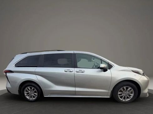 Used 2022 Toyota Sienna LE image 4