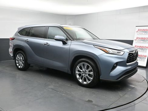 Used 2020 Toyota Highlander XLE image 2