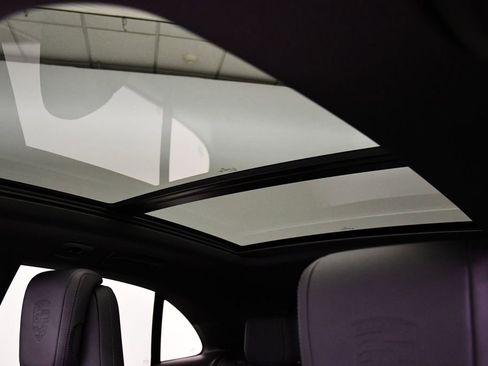 Certified 2025 Porsche Macan Electric image 18