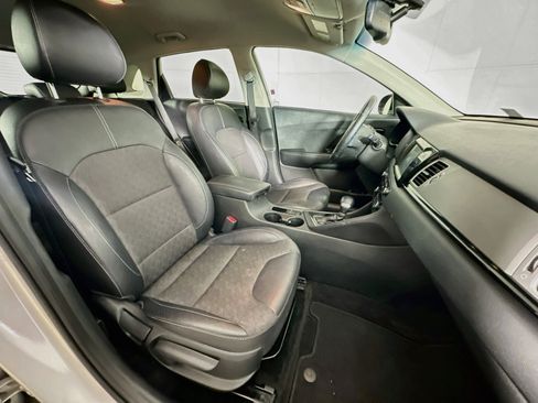 Used 2018 Kia Niro EX FWD image 29