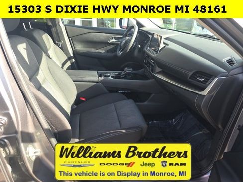 Used 2024 Nissan Rogue SV image 28