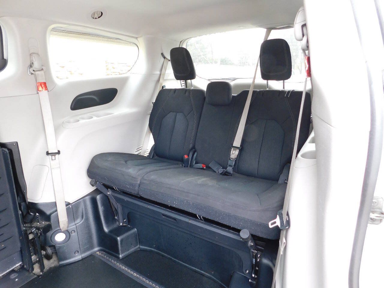 Used 2022 Chrysler Voyager LX FWD image 31