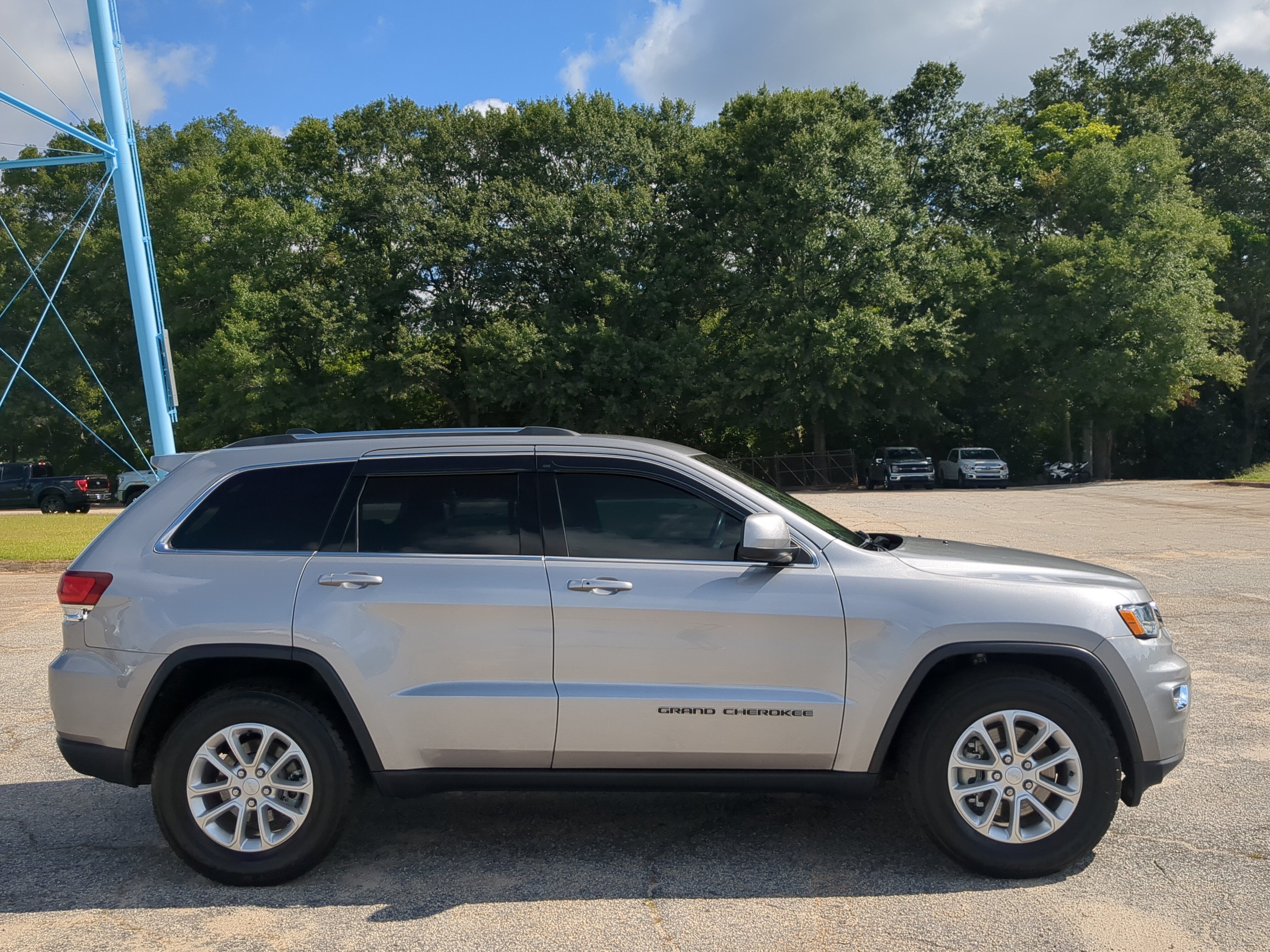 Used 2021 Jeep Grand Cherokee Laredo RWD image 2