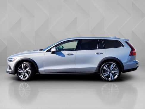 Certified 2025 Volvo V60 B5 Cross Country Plus image 3