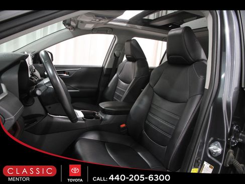 Used 2019 Toyota RAV4 Limited w/ Advanced Technology Package image 5