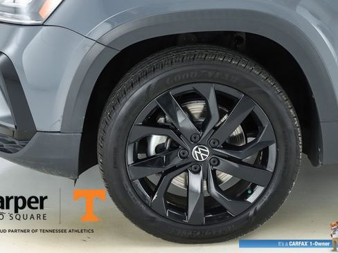 Used 2023 Volkswagen Taos SE w/ Panoramic Sunroof Package FWD image 43