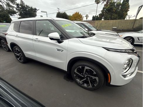 Used 2025 Mitsubishi Outlander SE image 4