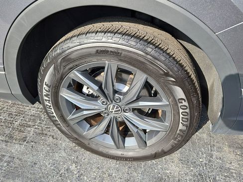 Used 2024 Volkswagen Tiguan SE image 6