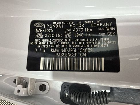Certified 2025 Hyundai Elantra Limited FWD image 11