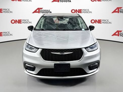 Used 2024 Chrysler Pacifica Touring-L FWD image 2