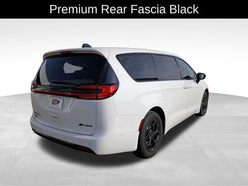 Used 2024 Chrysler Pacifica Select image 6