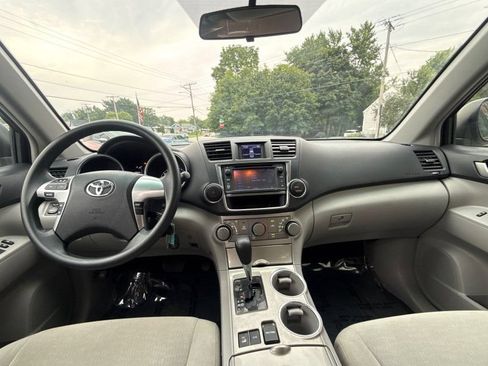 Used 2013 Toyota Highlander Plus AWD/4WD image 22
