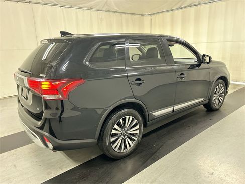 Used 2020 Mitsubishi Outlander SE image 2