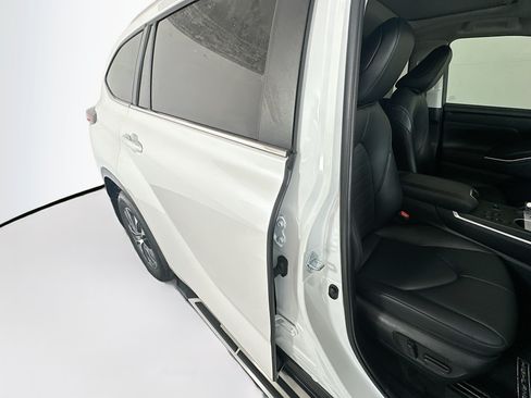 Used 2024 Toyota Highlander XLE FWD image 28