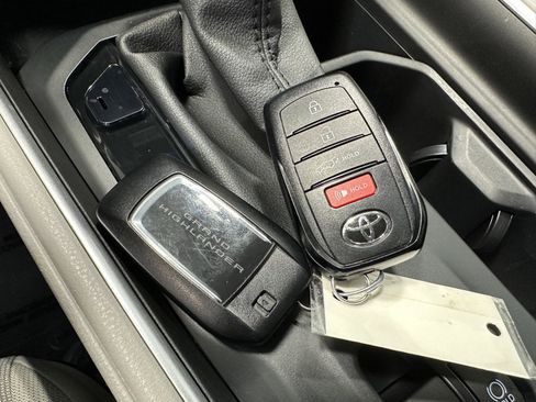 Used 2025 Toyota Grand Highlander AWD image 31