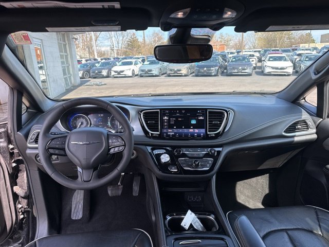 Used 2025 Chrysler Pacifica Limited FWD image 19
