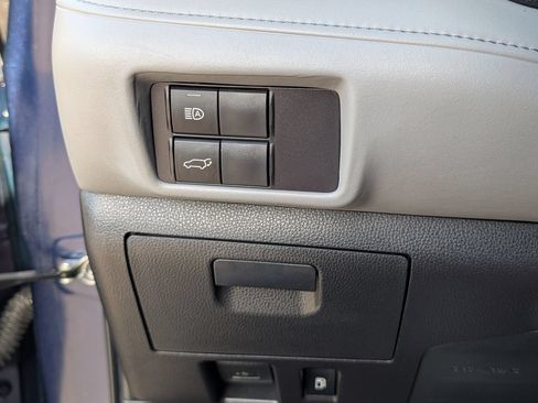Used 2022 Toyota Highlander LE FWD image 11