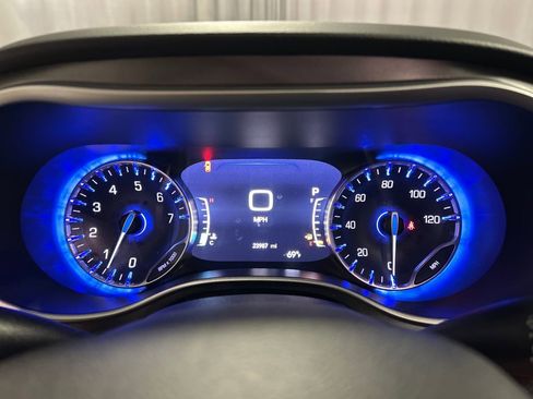 Used 2024 Chrysler Pacifica Touring-L FWD image 16