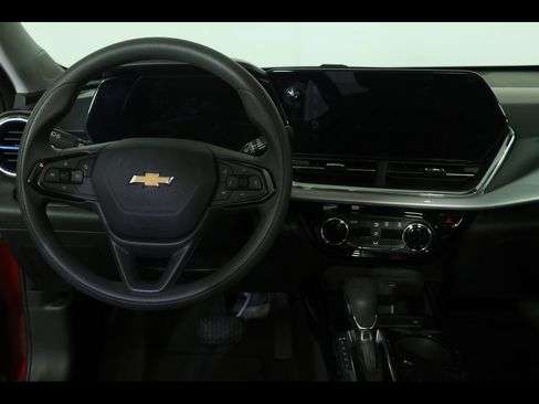Used 2025 Chevrolet Trax LT FWD image 13
