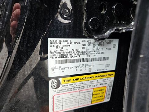 Used 2024 Ford Expedition Limited image 11