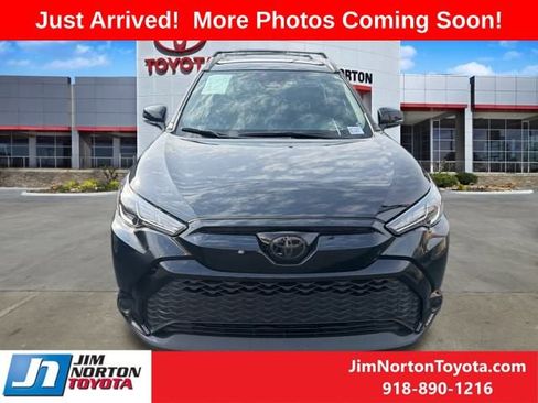 Used 2024 Toyota Corolla Cross SE image 2