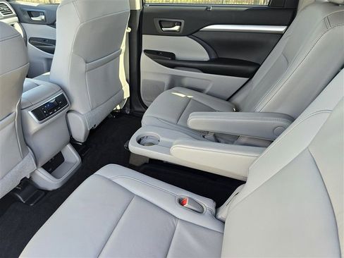 Used 2019 Toyota Highlander XLE image 16