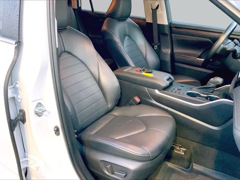Used 2023 Toyota Highlander XLE FWD image 8