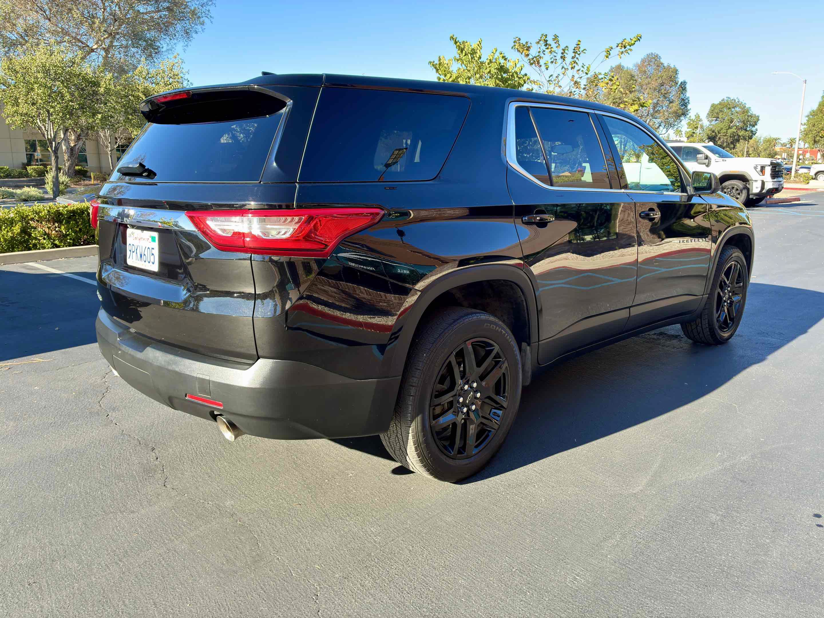 Used 2021 Chevrolet Traverse LS w/ LPO, Black Accent Package FWD image 8