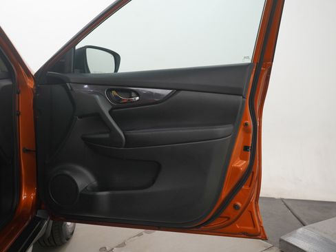 Used 2018 Nissan Rogue SV w/ Premium Package image 9