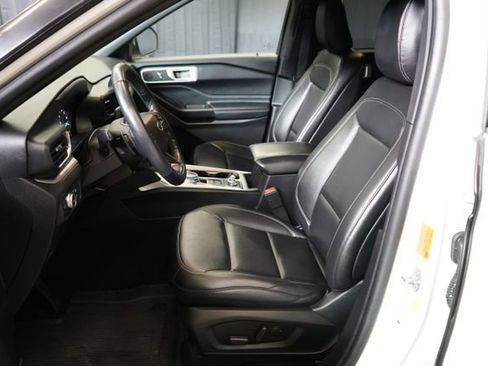 Used 2020 Ford Explorer XLT w/ Equipment Group 202A AWD/4WD image 12