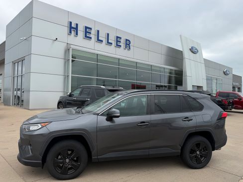 Used 2021 Toyota RAV4 XLE FWD image 3