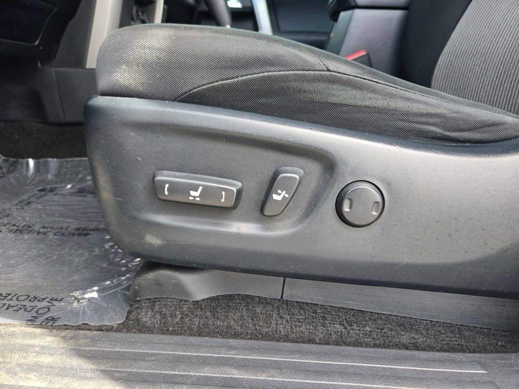 Used 2018 Toyota 4Runner SR5 AWD/4WD image 15