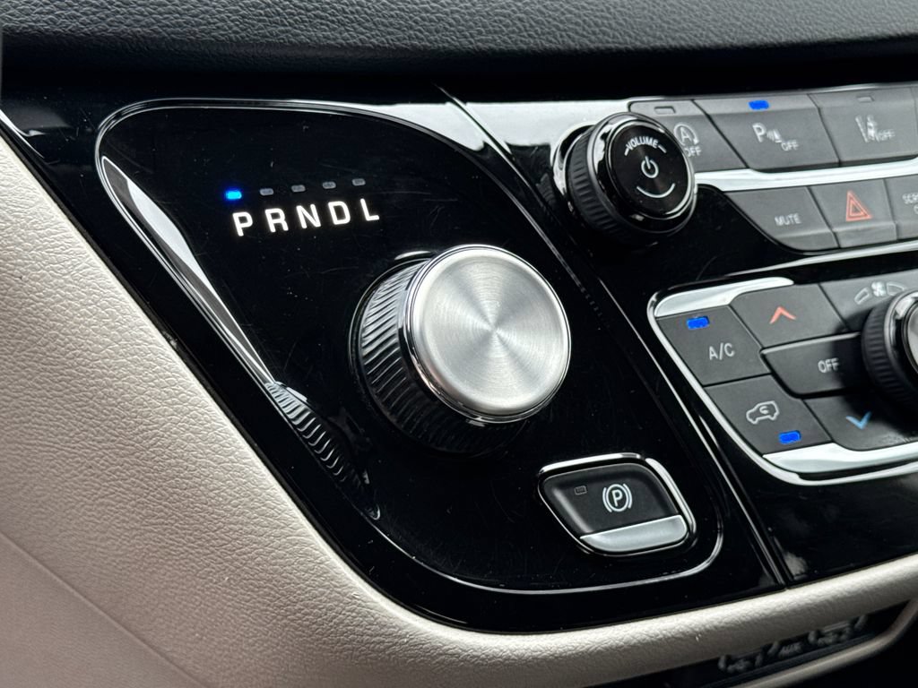 Used 2023 Chrysler Pacifica Touring-L FWD image 26