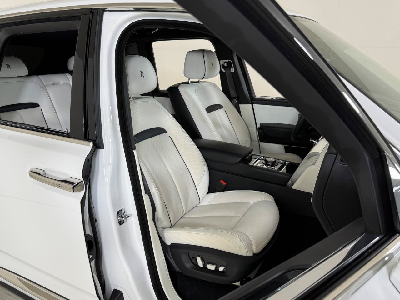 Used 2022 Rolls-Royce Cullinan w/ Cullinan Package AWD/4WD image 30
