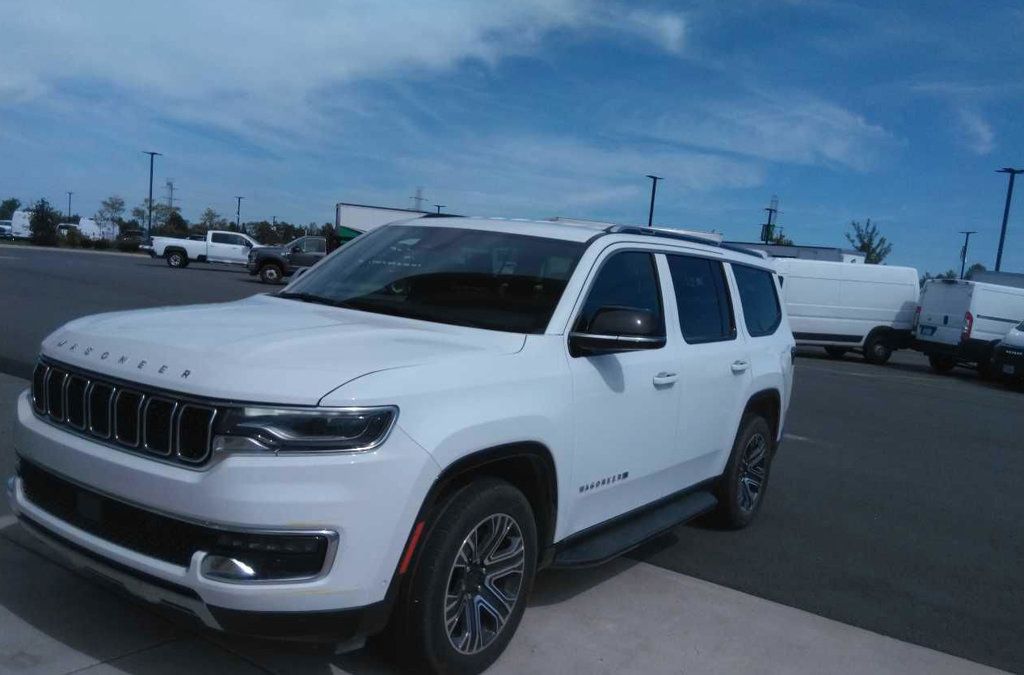Used 2024 Jeep Wagoneer Series II AWD/4WD image 2