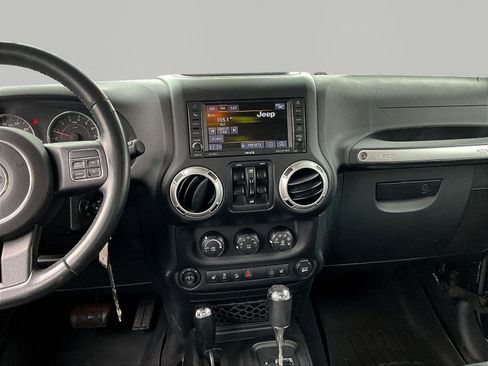 Used 2015 Jeep Wrangler Unlimited Rubicon AWD/4WD image 9