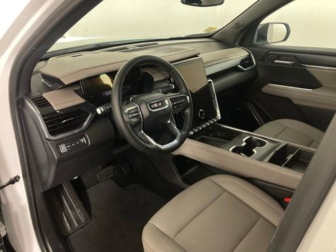 Used 2024 GMC Acadia Elevation image 13