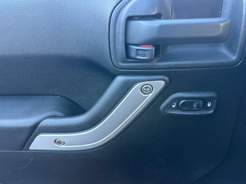 Used 2013 Jeep Wrangler Unlimited Rubicon w/ Connectivity Group AWD/4WD image 11
