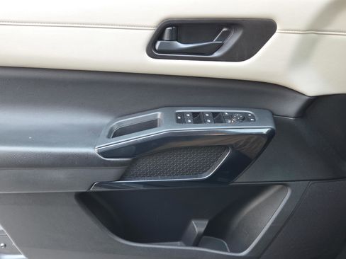 Used 2024 Nissan Pathfinder SV image 30