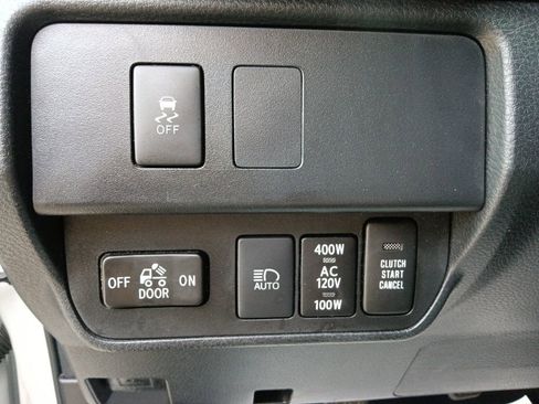 Used 2021 Toyota Tacoma TRD Off-Road w/ Technology Package AWD/4WD image 17
