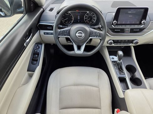 Used 2025 Nissan Altima 2.5 SV FWD image 13