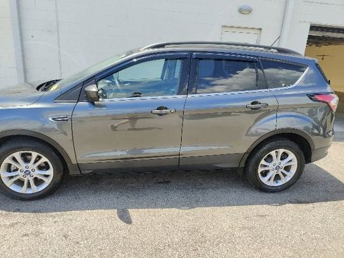 Used 2018 Ford Escape SE w/ SE Sync 3 Package FWD image 11
