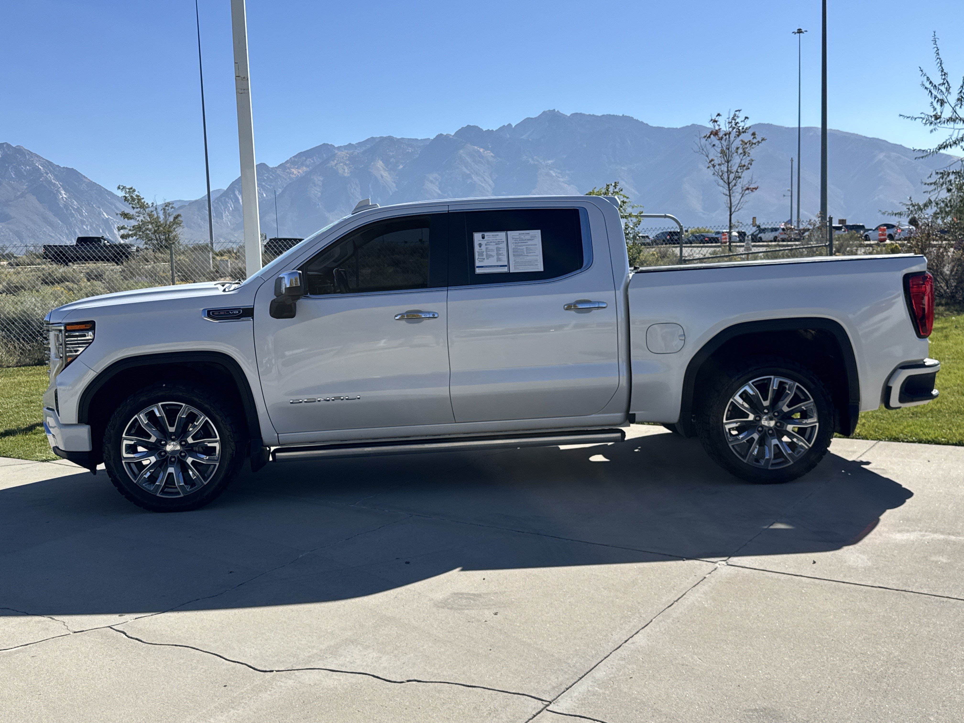 Used 2022 GMC Sierra 1500 Denali w/ Denali Reserve Package AWD/4WD image 2