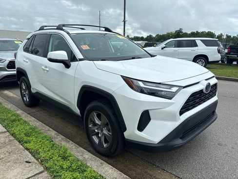 Used 2022 Toyota RAV4 XLE w/ Convenience Package AWD/4WD image 2