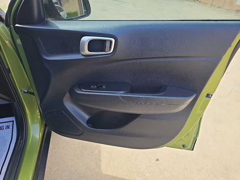 Used 2023 Hyundai Venue SEL image 18